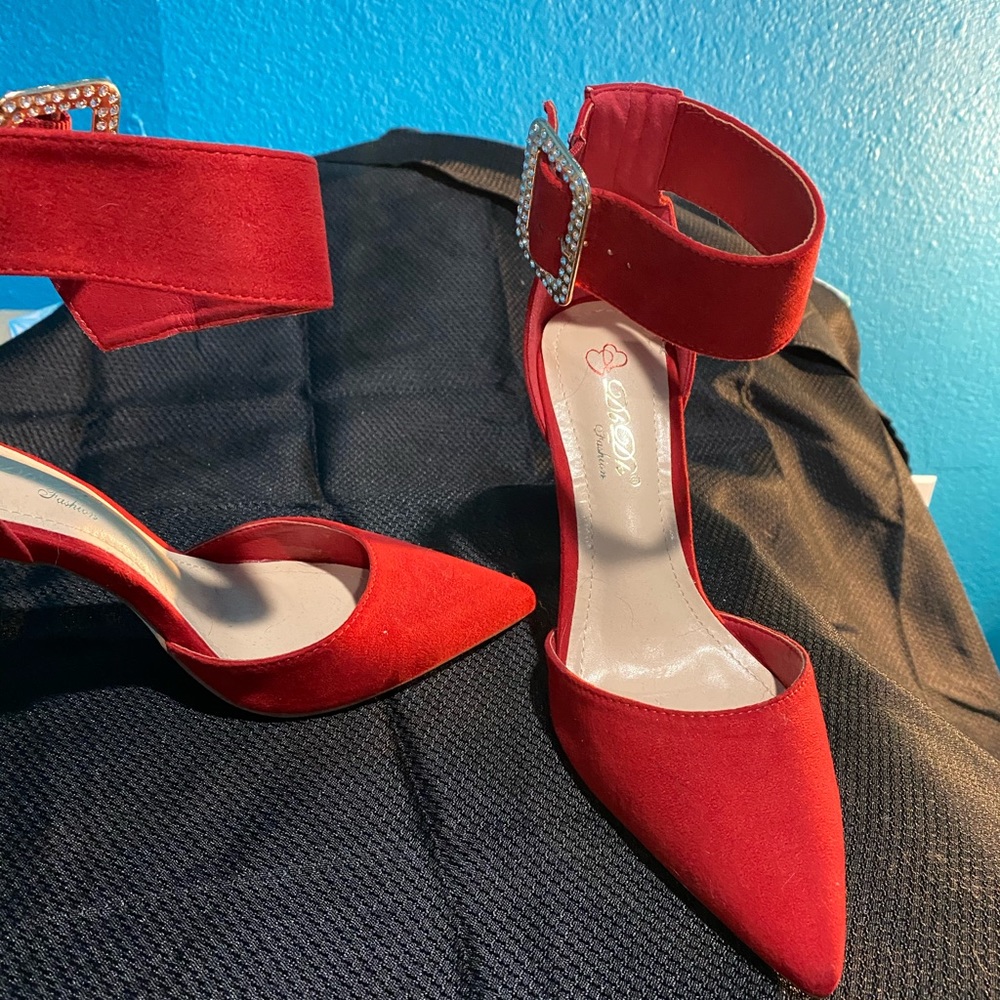 Red heels - Picture 2 of 3